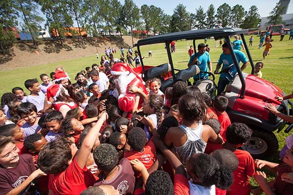 300 crianças ganham festa de Natal na fábrica da CASE CE