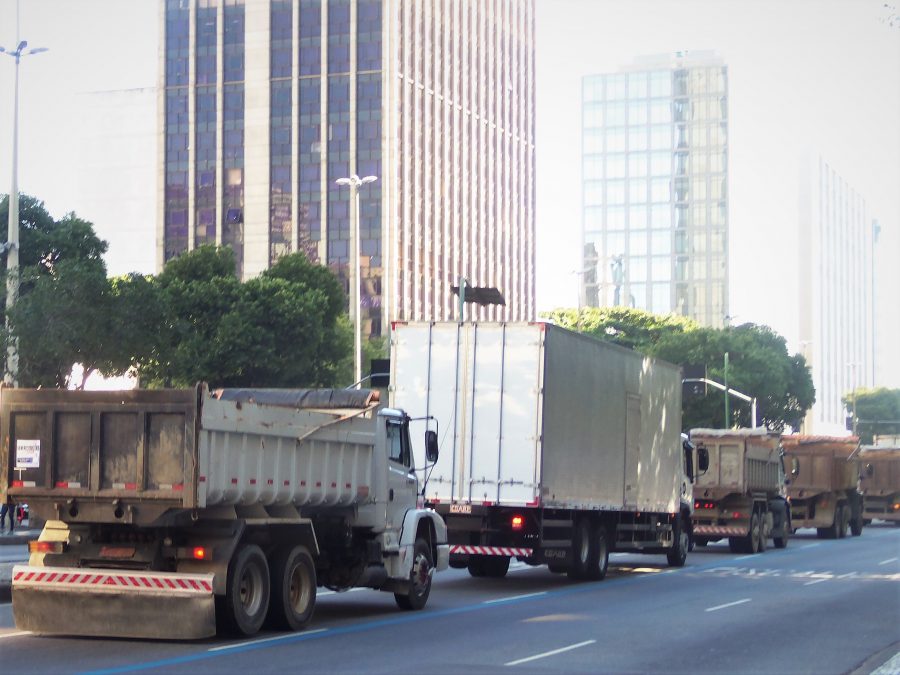 Petrobras aumenta preço do diesel sem combinar com os caminhoneiros. Em protesto, caminhoneiros bloqueiam diversas rodovias e desabastecimento de combustíveis e alimentos já acontece em várias cidades