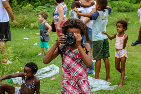 Jovens moradores do Jardim Gramacho recebem projeto de fotografia sustentável ‘Olhares da Rua’