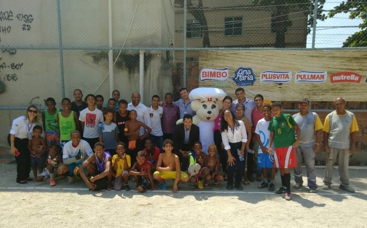Esportes: Bimbo entrega campo de futebol no Complexo do Alemão