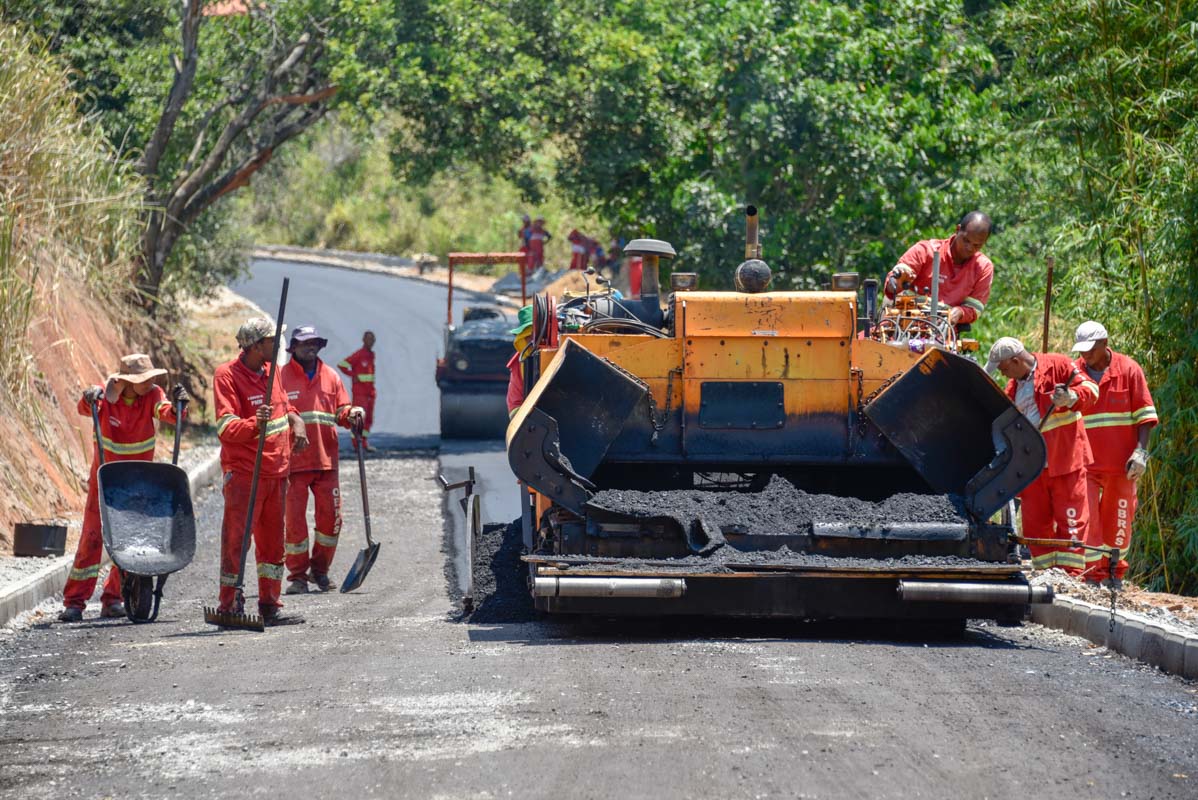 Maricá investe pesado em infraestrutura. Pavimentação na Rua do Farol de Ponta Negra é concluída.