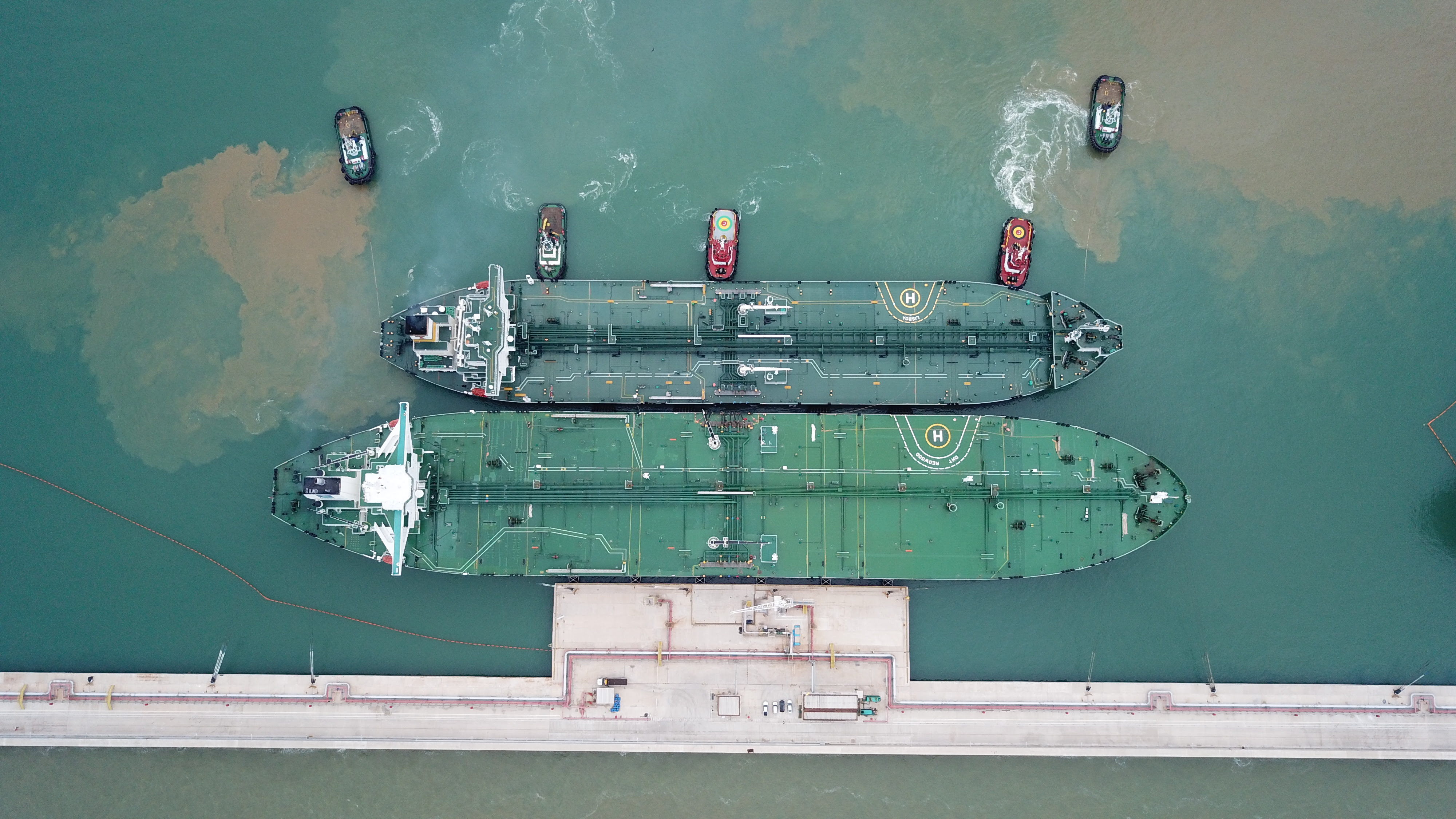 Petrobras e Açu Petróleo assinam contrato para operação ship to ship no Porto do Açu