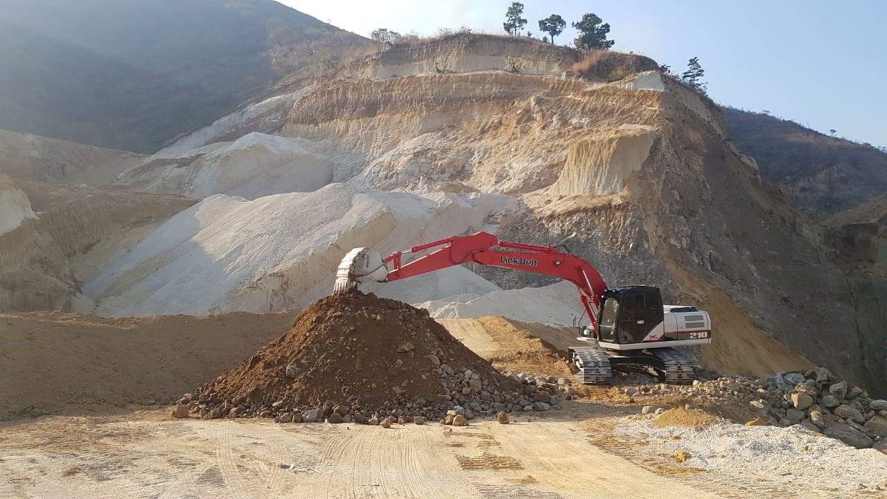 Escavadeiras Link-Belt operam na extração e transporte de agregados, na Guatemala