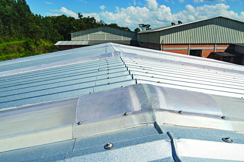 Soluções para telhados: Planefibra lança telhas inéditas de iluminação natural com isolamento térmico