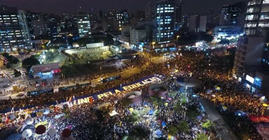 Educação ameaçada: Protestos contra cortes de verbas nas universidades levam milhões de estudantes para às ruas do Brasil