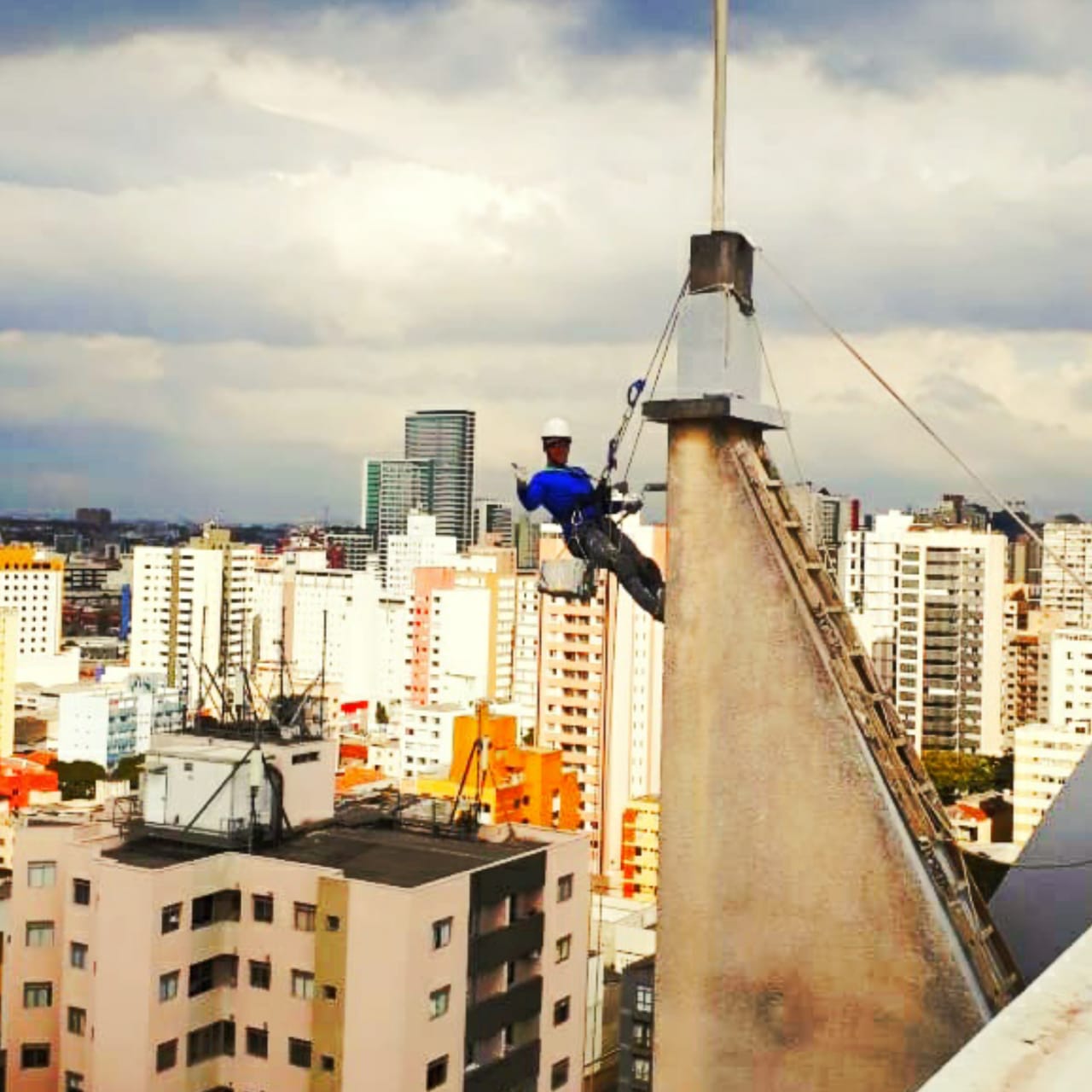 Trabalho em altura: escolha bem a empresa para não esquentar a cabeça durante e depois da obra