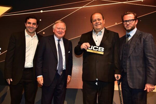 Destaque internacional: Automec recebe prêmio em Conferência Global da JCB