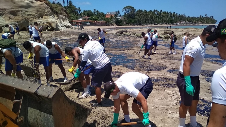 Artigo: Descobrir origem e destinar corretamente o óleo das praias é urgente