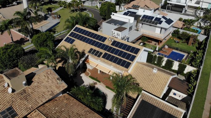 Energia solar em casa permite economia anual de R$ 12 mil na conta de luz