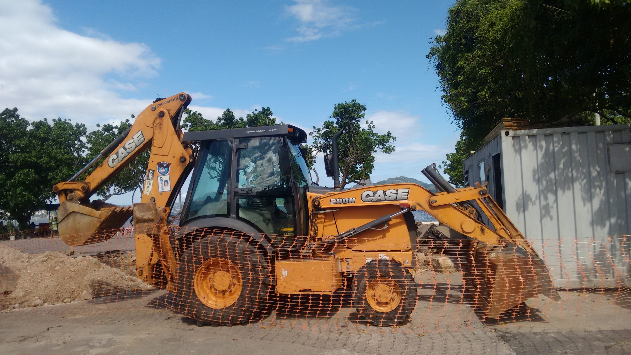 Retroescavadeiras e Pá carregadeiras: Aumentam os roubos e furtos  de máquinas e equipamentos em obras​