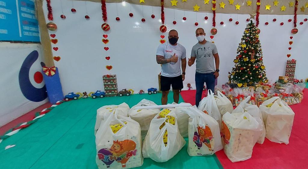 Aspen Pharma Brasil entrega brinquedos para crianças do Jardim Gramacho