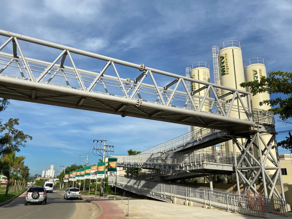 Construtora entrega passarela aos moradores da cidade do Rio de Janeiro