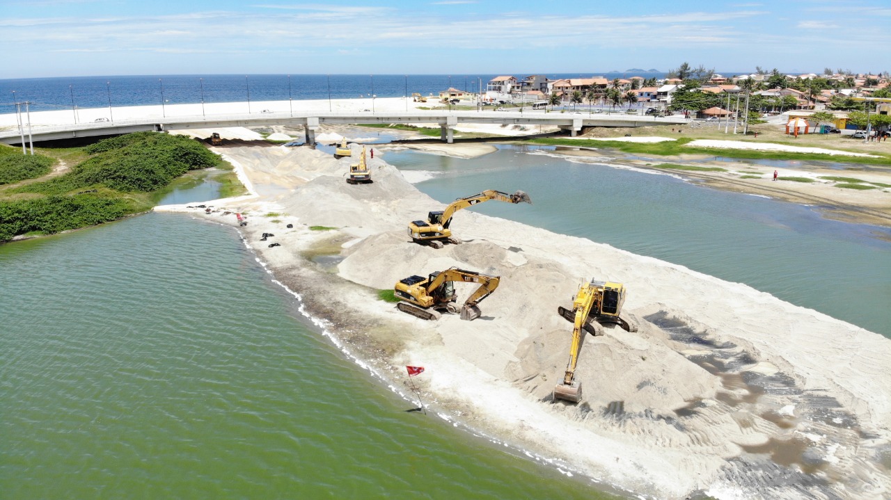 Prefeitura reforça maquinário para acelerar abertura do canal da Barra