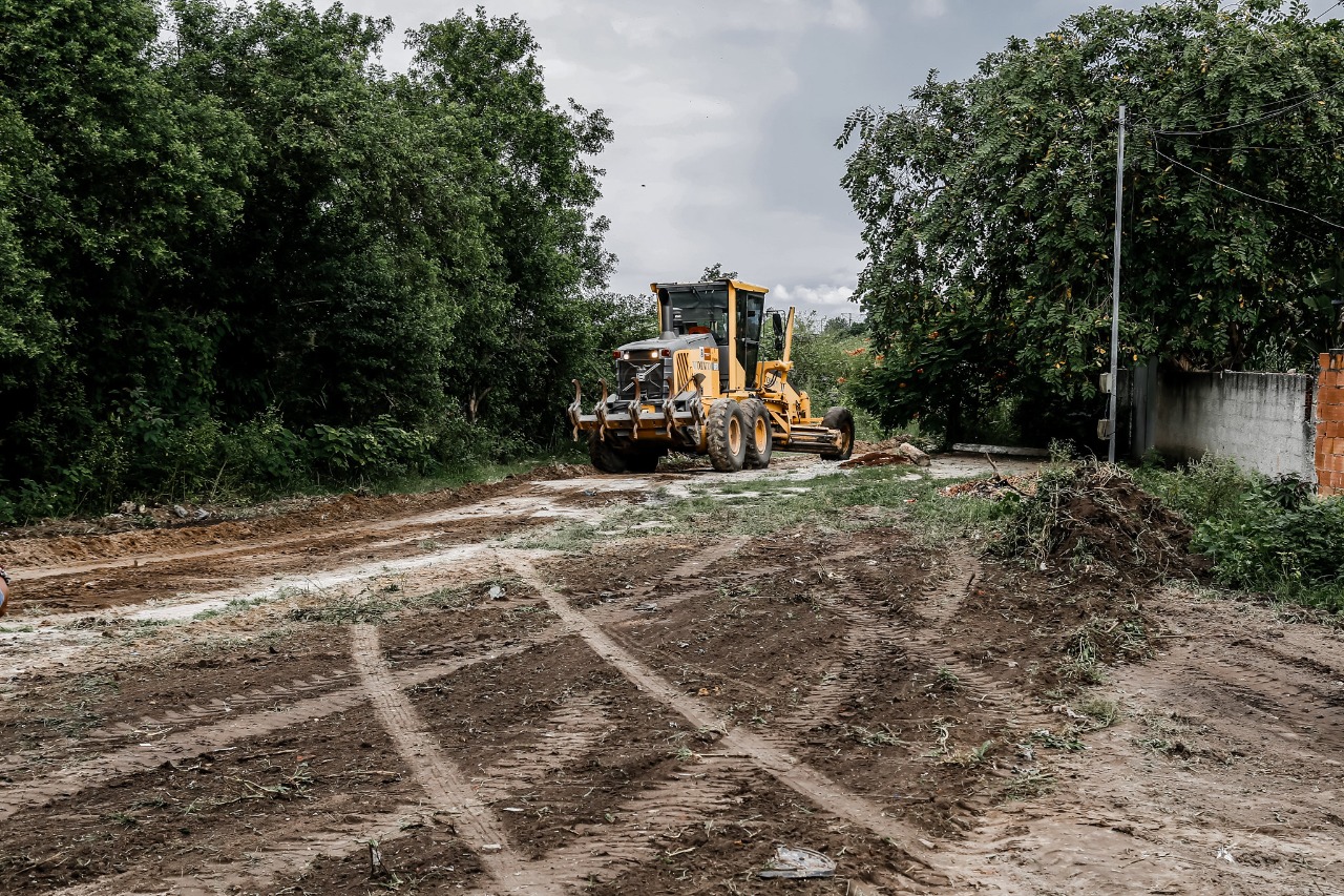 Serviços de obras: Prefeitura realiza patrolamento em diversas ruas em Itaboraí