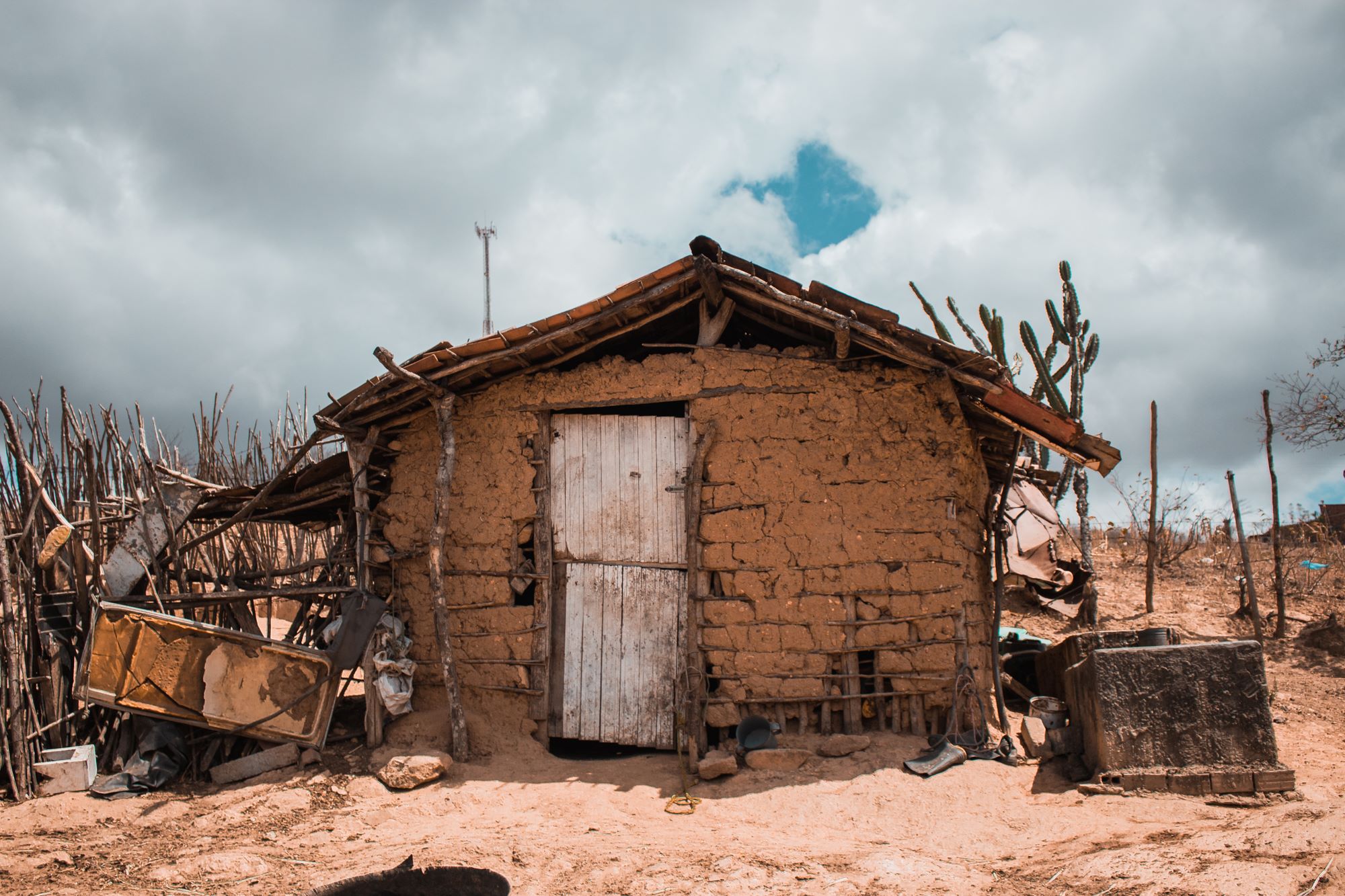 Fotolivro revela o cotidiano de moradores do sertão paraibano