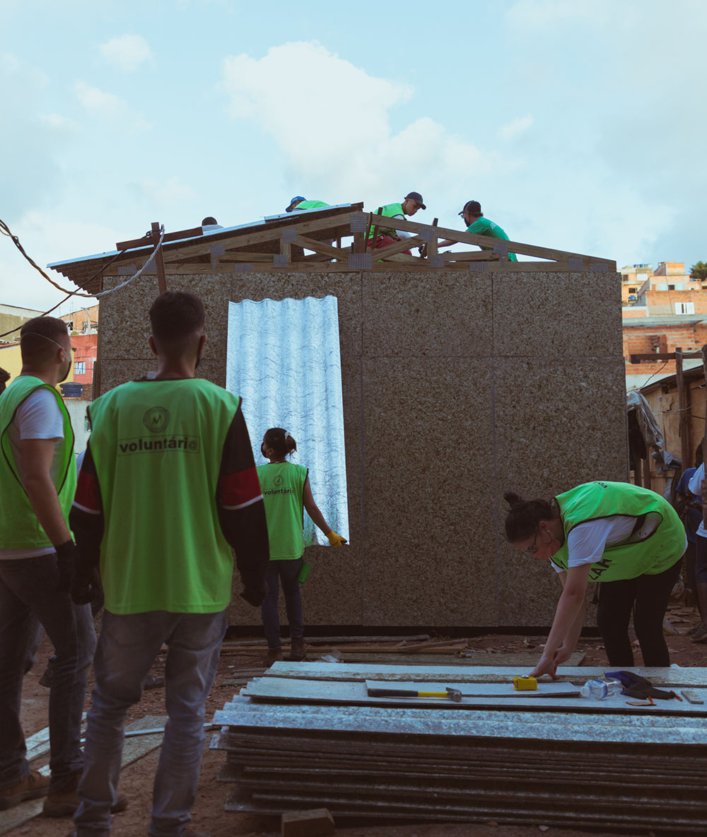 Soluções para Habitações: Caixas de suco recicladas viram telhas para casas populares em todo o Brasil