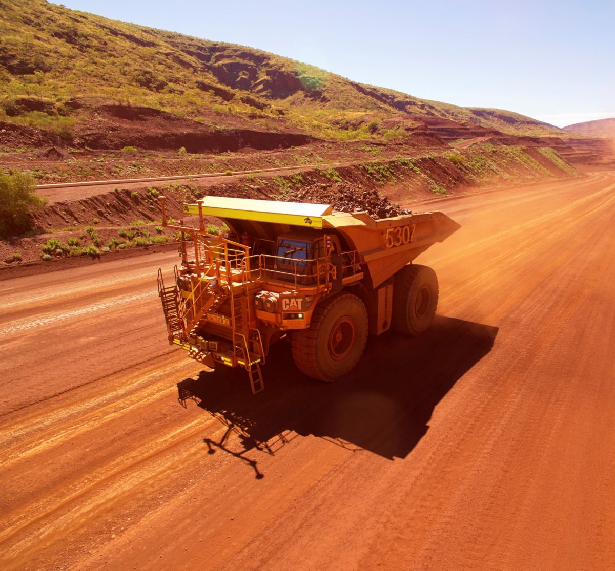 Caminhões autônomos: Caterpillar alcança 3 bilhões de toneladas movimentadas autonomamente