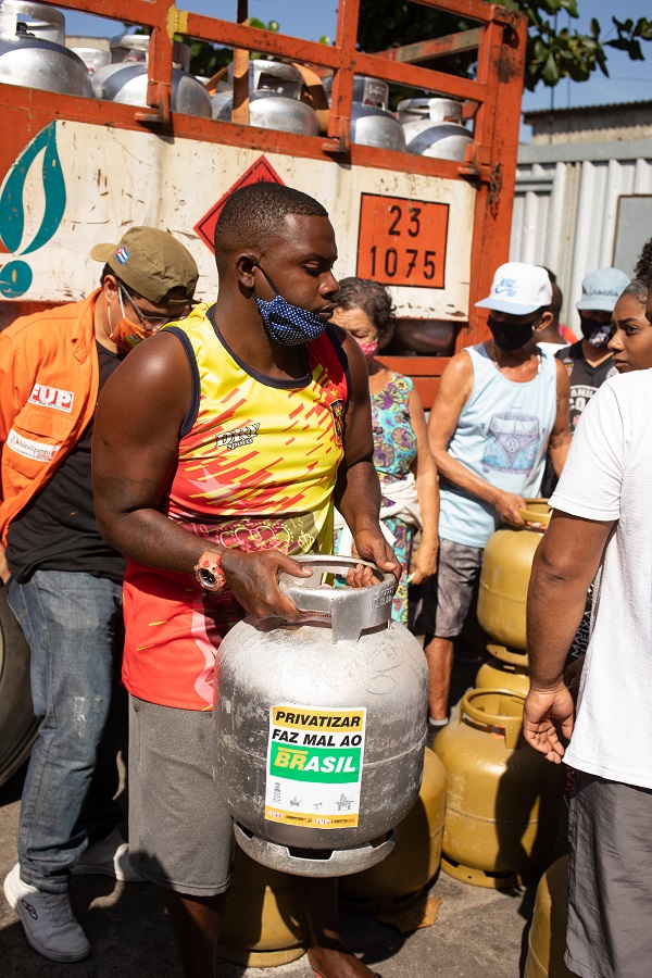 RS 40,00: Gás a preço justo é ofertado por FUP e sindicatos em ação em Realengo, Zona Oeste do Rio de Janeiro