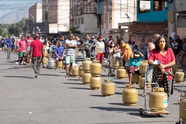 Botijão de gás por R$ 50,00: Moradores de Bangu e Padre Miguel compram gás a preço justo em ação da FUP e Sindipetros NF e Caxias