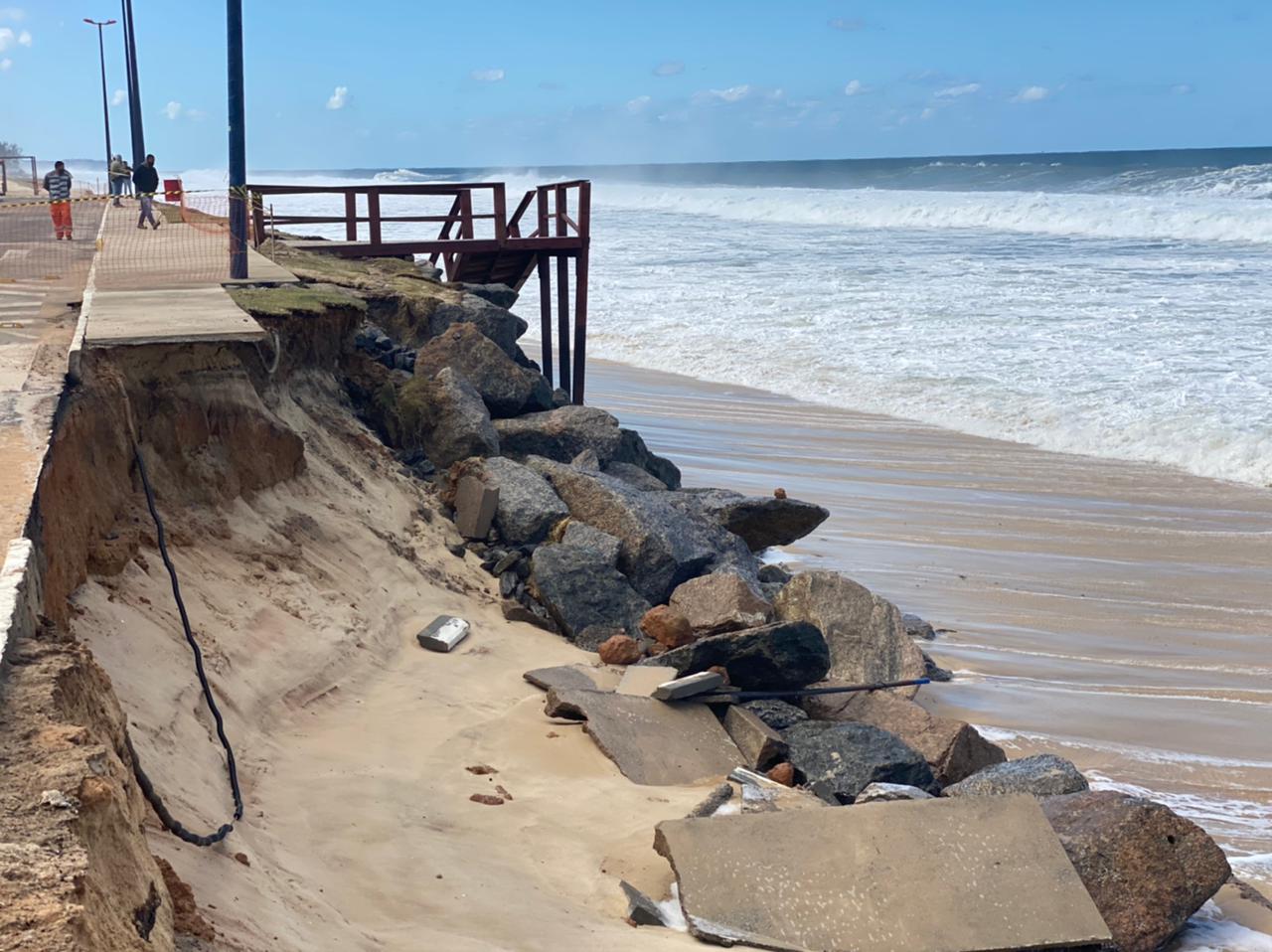 Ressaca leva prejuízos para orla de Maricá