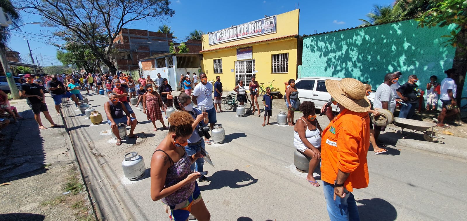 Botijão de Cozinha por R$ 50,00:  Moradores de comunidade em Campo Grande, no Rio, compram gás a preço justo em ação da FUP e Sindipetros