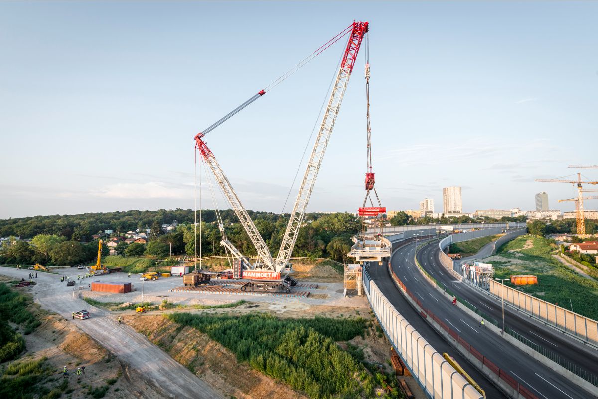 Mammoet remove a seção da ponte em um centro confinado da cidade.