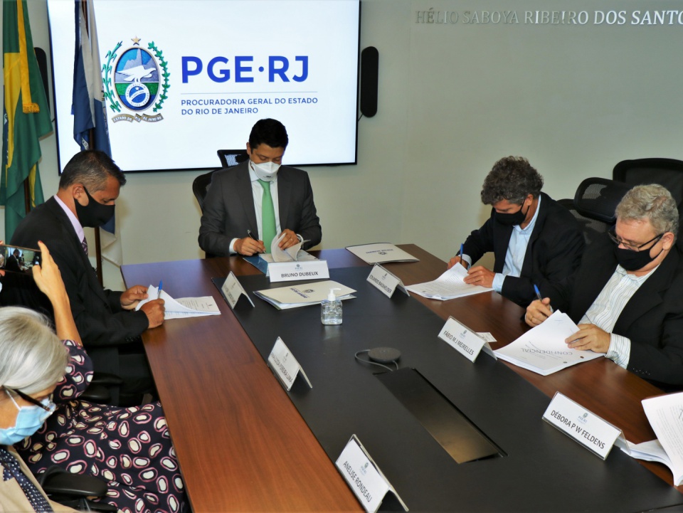 PGE-RJ e CGE assinam acordo de Leniência com a Carioca Engenharia