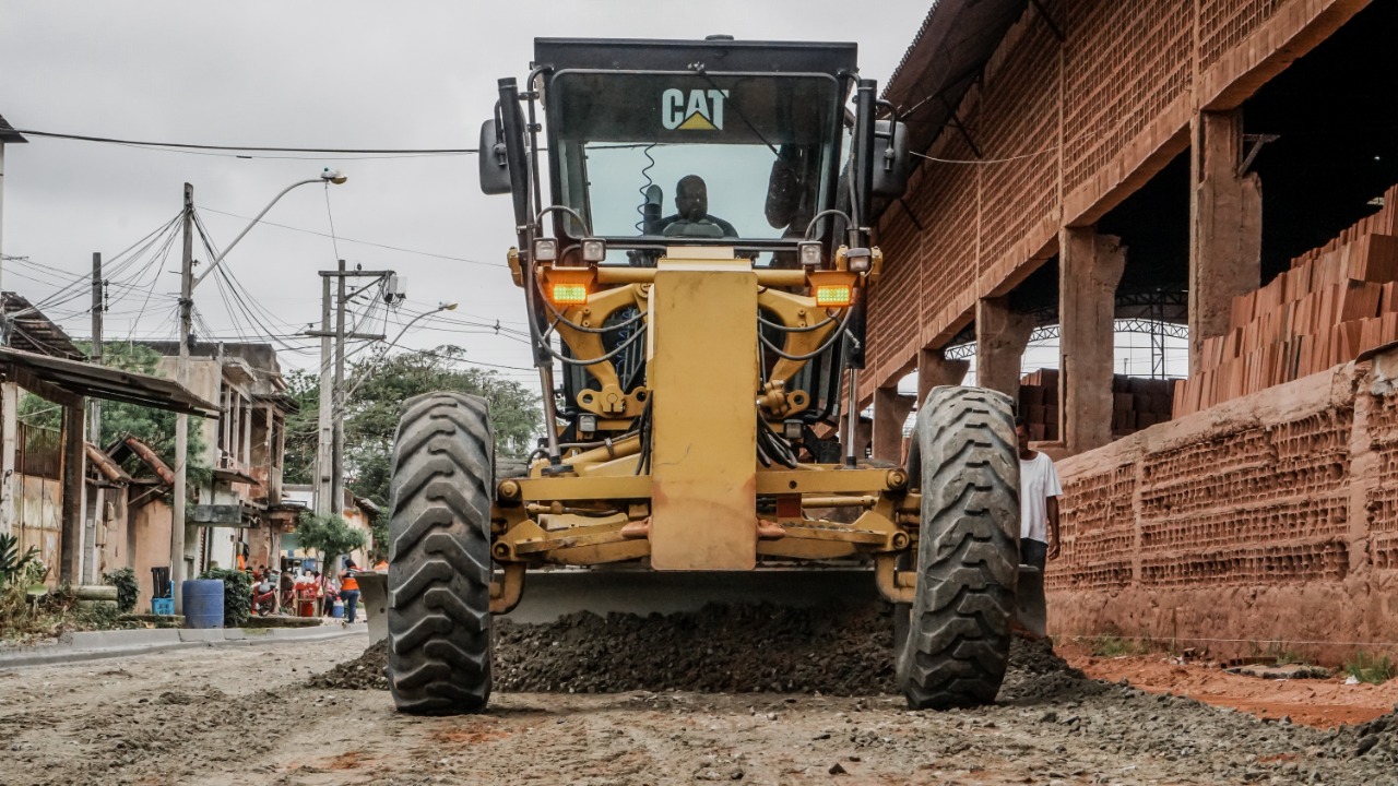 Prefeitura de Itaboraí inicia preparação para asfalto em ruas do bairro João Caetano