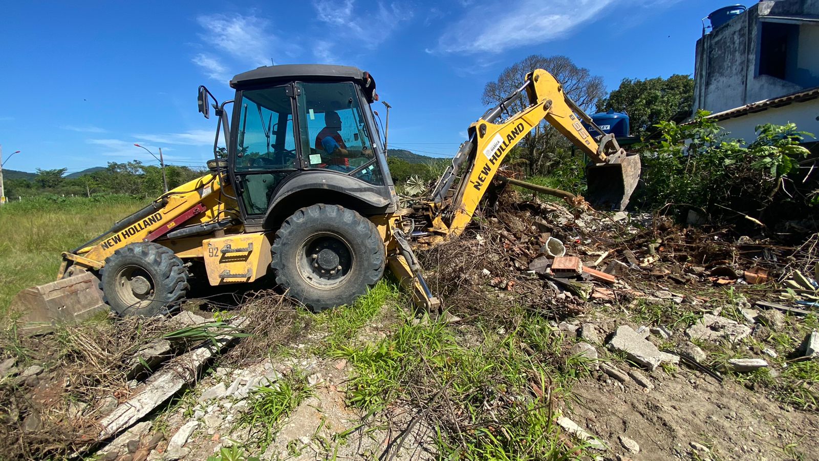 Prefeitura demole construção abandonada no loteamento Chácaras de Inoã