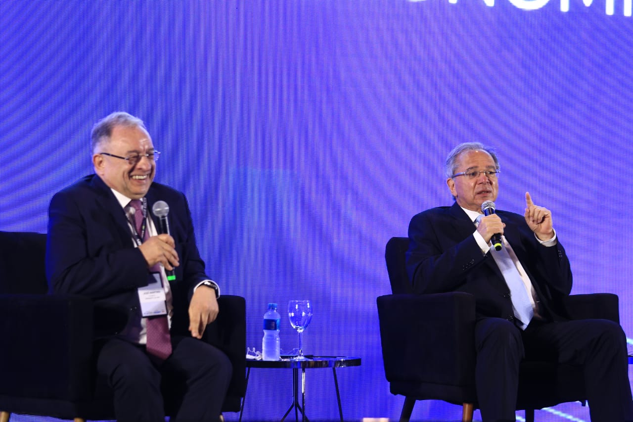 Paulo Guedes discute papel da construção na retomada econômica