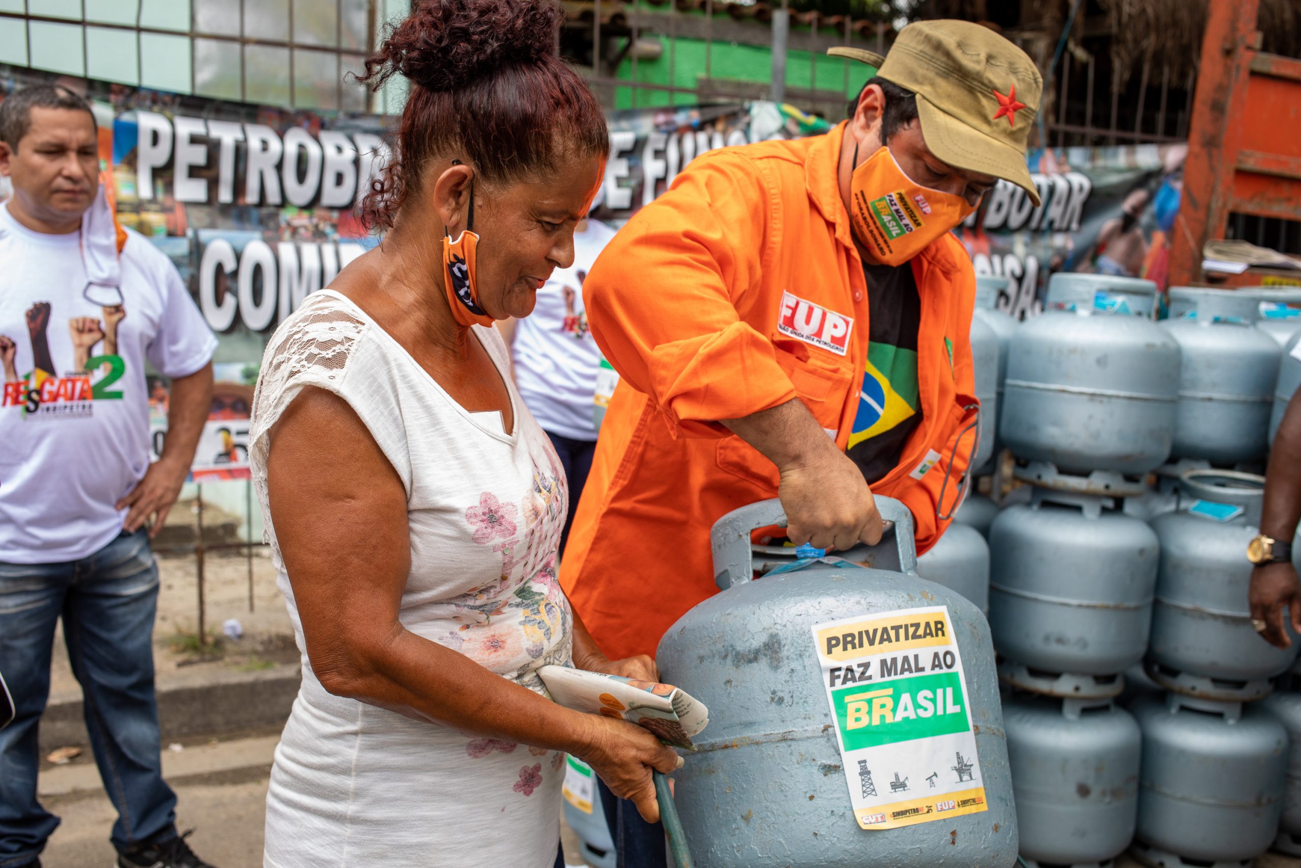 Botijão de gás: FUP e Sindipetro-NF promoveram ação Preço Justo com  venda de botijões de gás a 50 reais, em Padre Miguel (RJ)