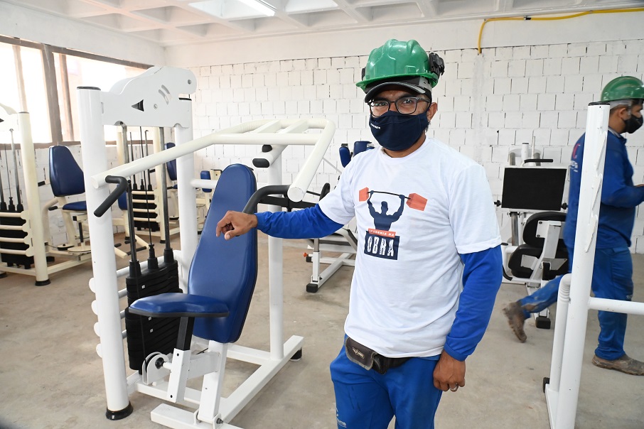 Com academia cara, trabalhadores ganham espaço para treinar em canteiro de obras