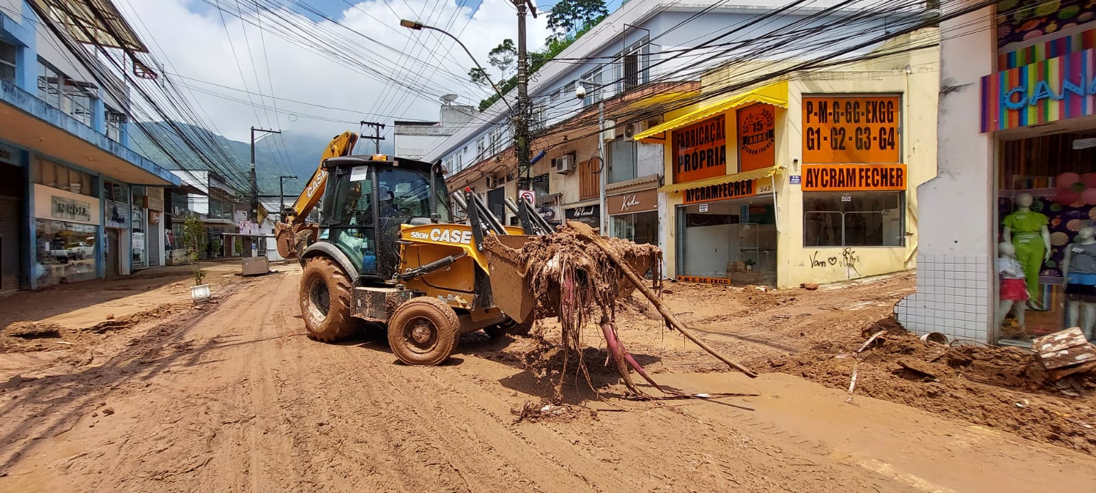 Tragédia em Petrópolis: Governo do Estado mobiliza força-tarefa para chegada de equipamentos a Petrópolis