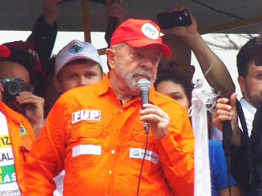 Lula: “Abrasileirar a gasolina é a solução para diminuir preços”.