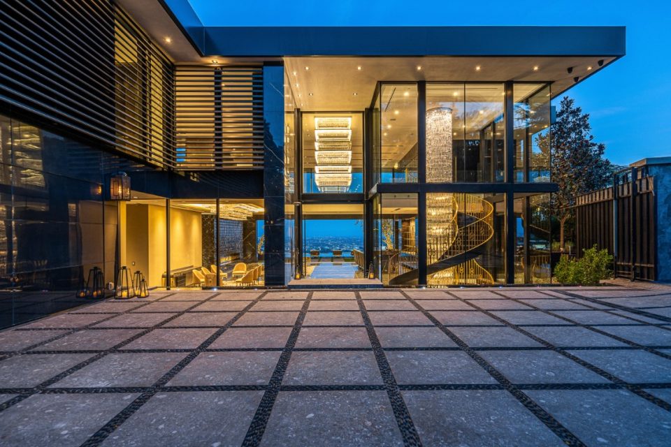 Casas mais bonitas do mundo: Nova mansão de Bel Air inclui boate e lustre de 50.000 cristais!