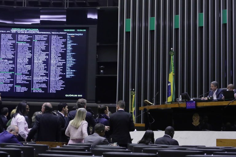 Câmara pode votar na terça-feira projeto que limita alíquotas de tributos sobre energia e combustíveis