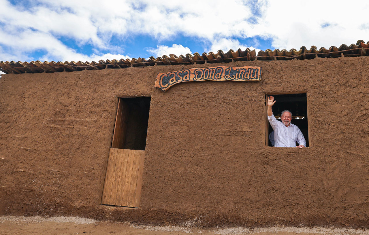 Minha Casa Minha Vida: Na réplica de sua casa de infância, Lula lembra lição de esperança de Dona Lindu