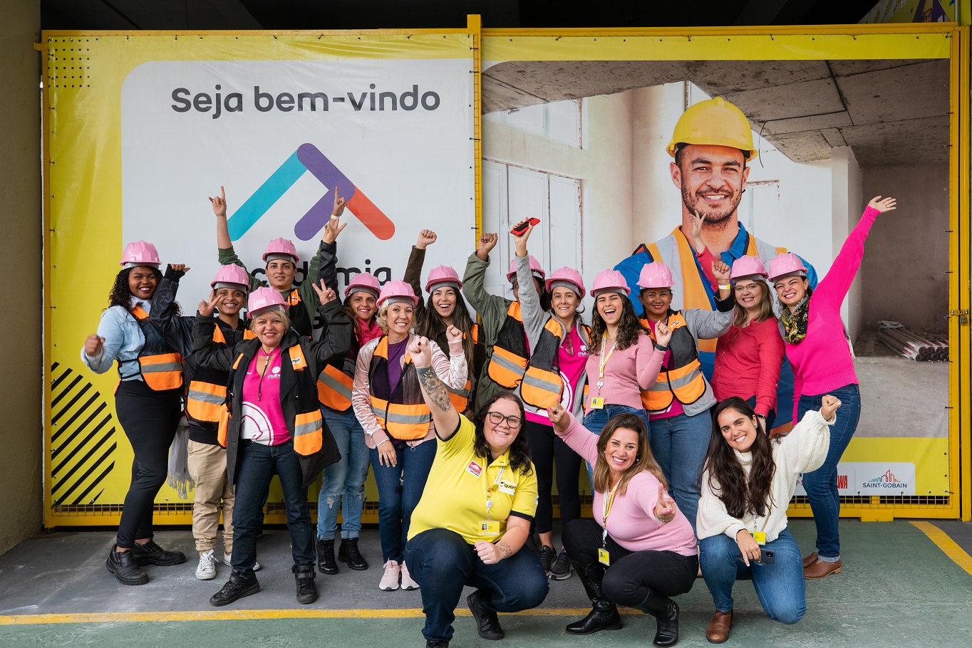 Saint-Gobain promove ações de capacitação às mulheres na construção civil