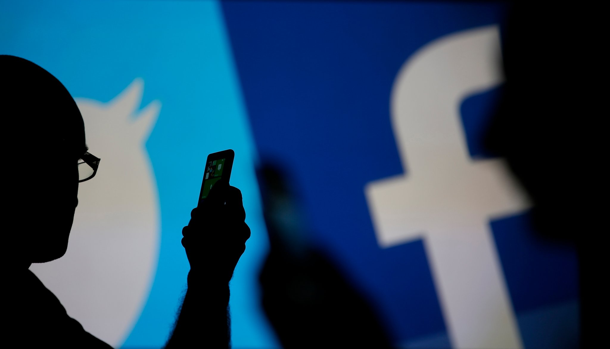 Notícias Falsas: A pedido da Defensoria do Rio, Justiça determina que Twitter e Facebook excluam posts que expõem criança em evento de campanha