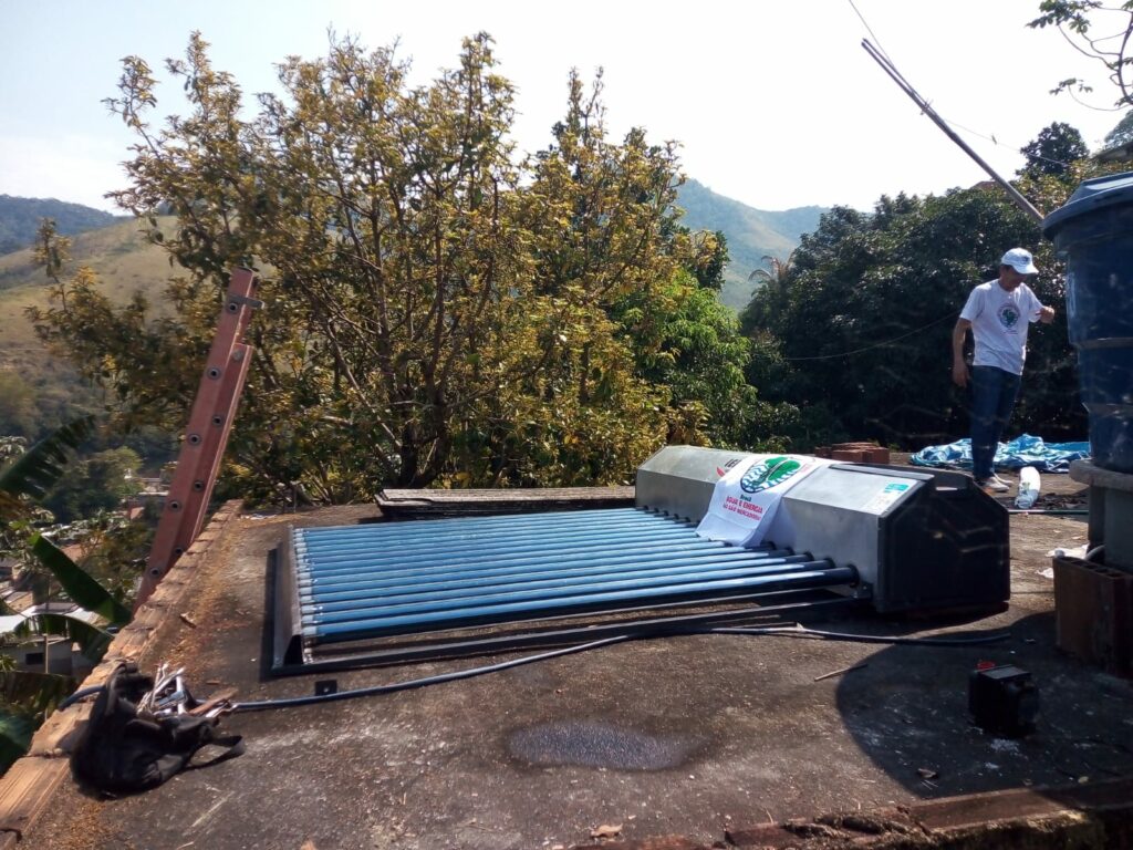ATINGIDOS instalam placa solar de aquecimento de água no Rio de Janeiro