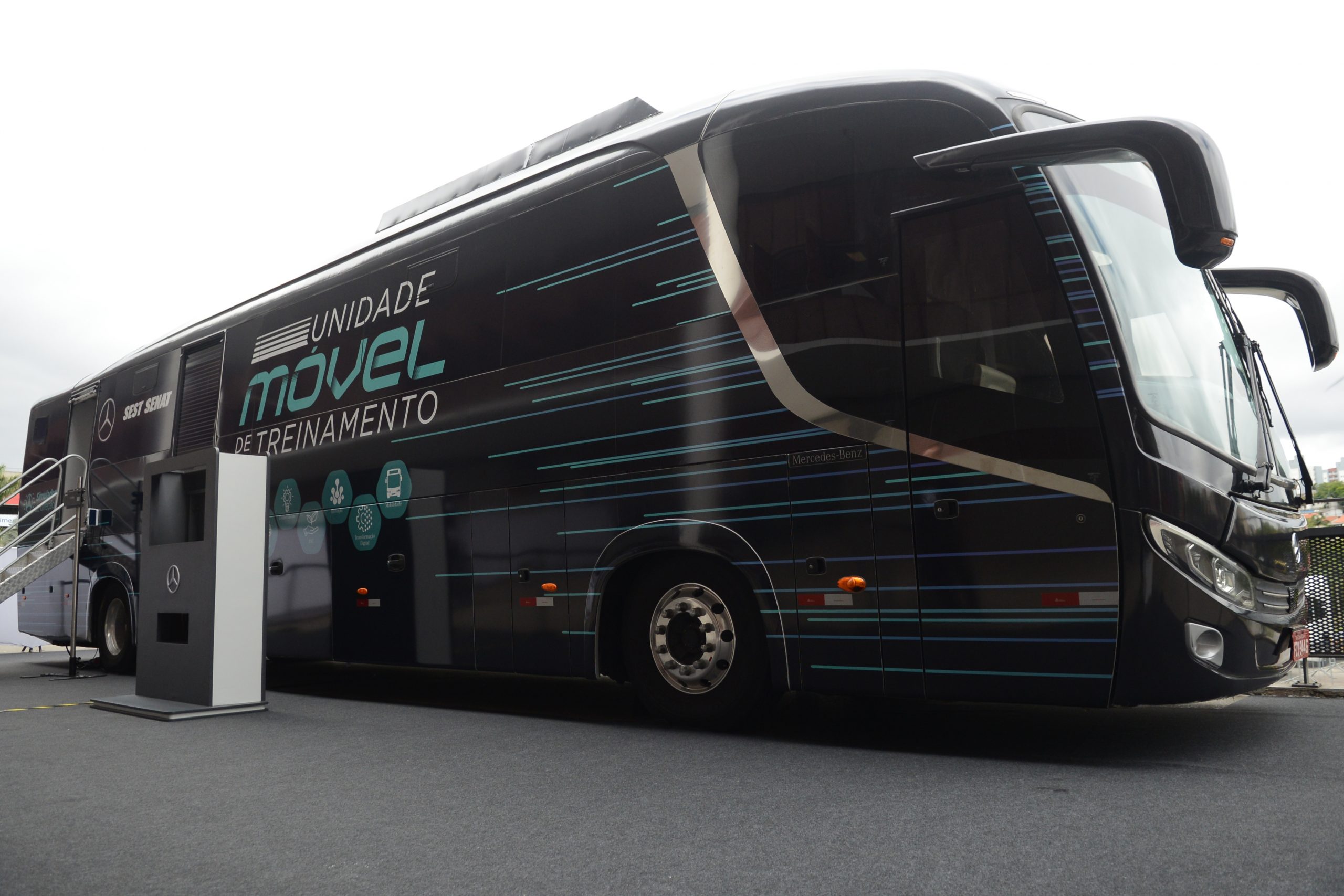 Ônibus Mercedes-Benz é transformado em sala de treinamento com simulador em parceira com  SEST SENAT