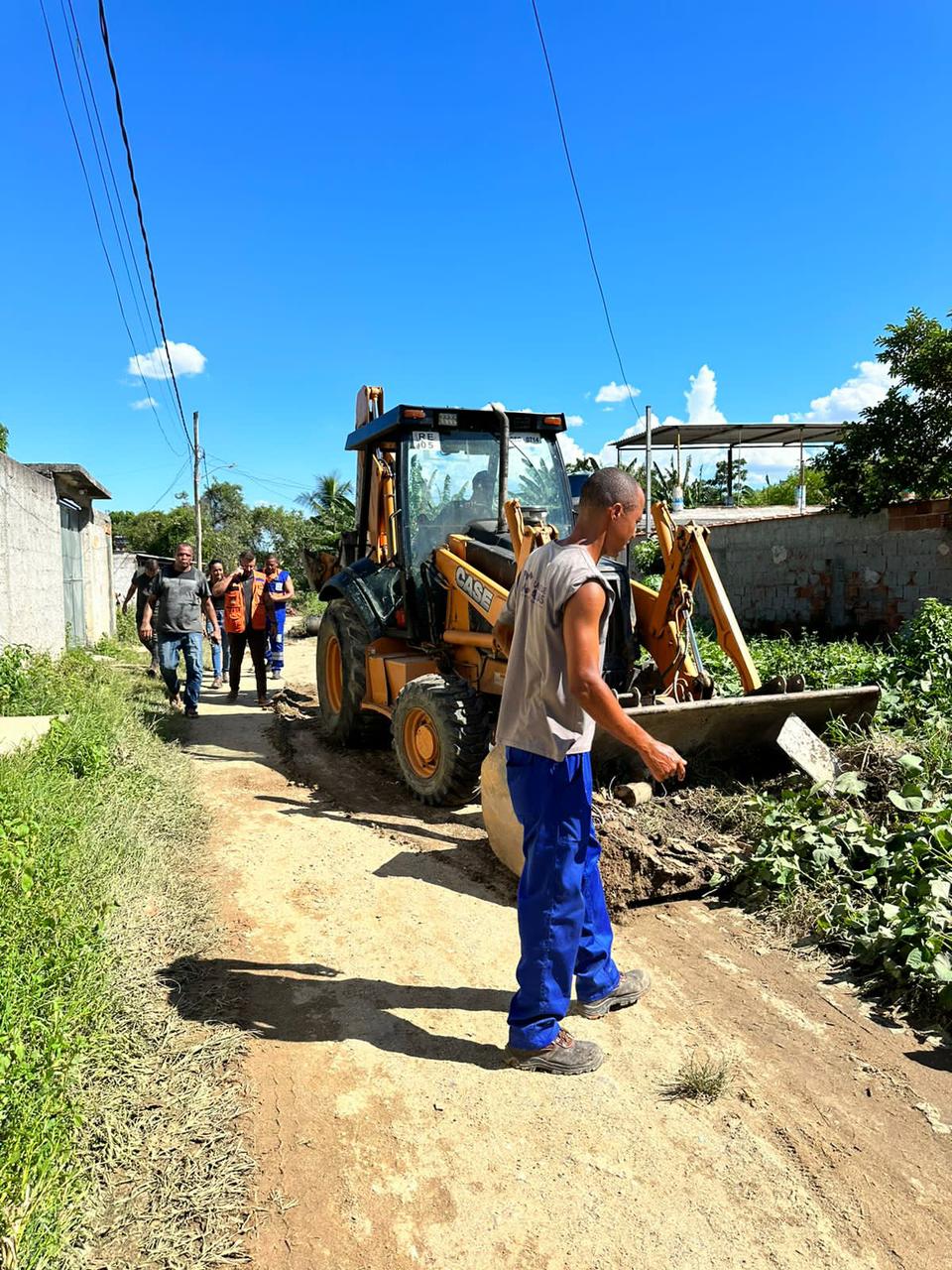 Chuvas na Baixada Fluminense: Bairro Amapá começa a receber os primeiros serviços de limpeza dos rios