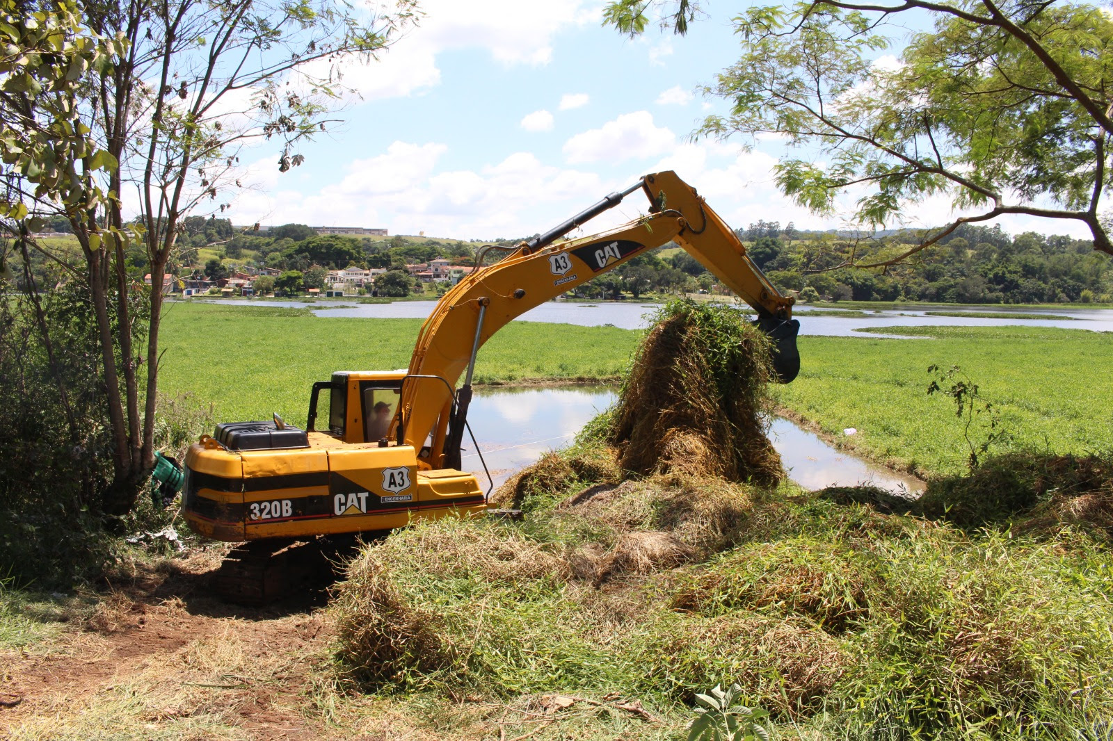 Prevenção contra enchentes: Prefeitura de Atibaia investe em obras de desassoreamento na Represa da Usina