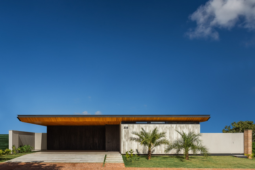Em Uberlândia, a arquiteta Camila Porto assina a residência AG House – o projeto reúne arquitetura minimalista em comunhão junto à natureza.