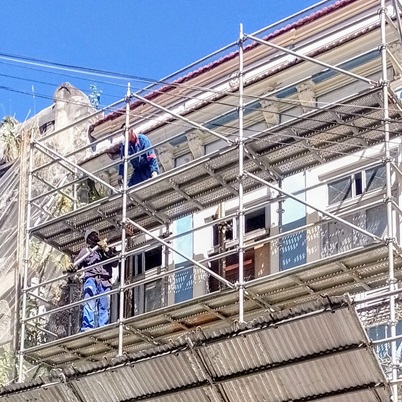 Pedreiro recebe mais que o dobro em SP em relação a Salvador; gasto médio com mudança é maior em Florianópolis, aponta GetNinjas