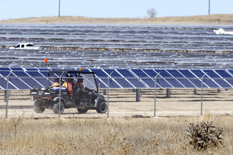 Grandes usinas solares no Brasil atingem 15 GW, mas sofrem cortes do ONS, diz Absolar