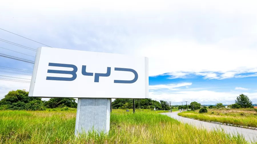 Caso BYD: Após pressão do Sindicato dos Trabalhadores da Construção Civil de Camaçari-BA, MPT e Ministério do Trabalho, BYD do Brasil decide rescindir contrato com construtora Jinjiang, por trabalho escravo nas obras da montadora.