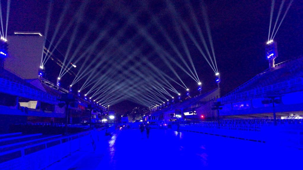 Carnaval RJ 2025: Iluminação cênica transforma a Passarela do Samba em um grande show de luzes