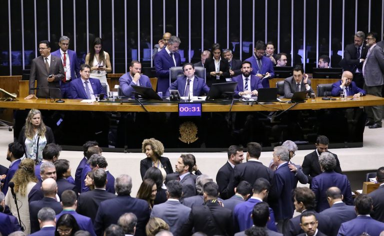 Dinheiro no bolso: Câmara aprova projeto que isenta do Imposto de Renda quem ganha até R$ 5 mil por mês