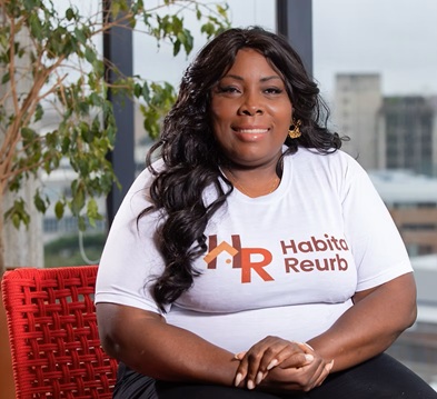 Rainha da Construção: advogada e administradora, é a primeira mulher negra no Brasil, dona de uma grande construtora.